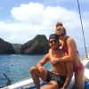 Marina Ruy Barbosa posa com o noivo, Xande Negrão, durante passeio de barco