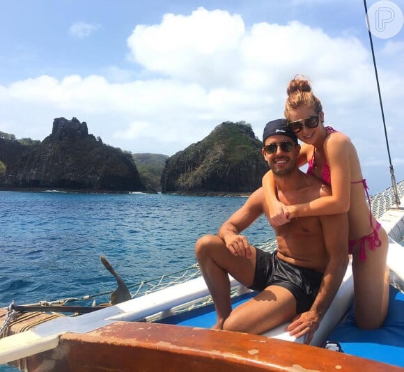 Marina Ruy Barbosa posa com o noivo, Xande Negrão, durante passeio de barco
