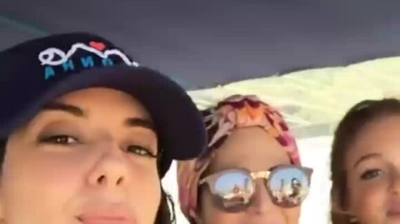Marina Ruy Barbosa canta funk em passeio de barco: 'Só pensa em beijar'. Vídeo!
