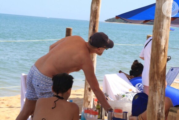 Leonardo DiCaprio apostou em uma samba-canção para curtir a praia