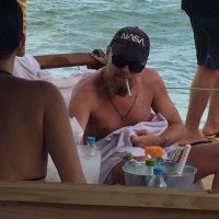 Leonardo DiCaprio, com visual barbudo, se diverte na praia em Trancoso. Fotos!