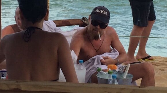 Leonardo DiCaprio, com visual barbudo, se diverte na praia em Trancoso. Fotos!