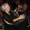 Zezé Polessa cumprimenta a mãe após receber prêmio de melhor atriz no Rio