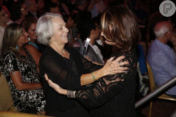 Zezé Polessa cumprimenta a mãe após receber prêmio de melhor atriz no Rio