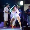 Ivete Sangalo mostra rebolado durante apresentação em Salvador