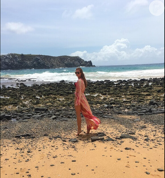 Marina Ruy Barbosa posa em praia de Fernando de Noronha