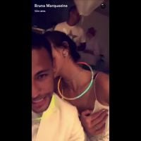 Bruna Marquezine dá beijo em Neymar e casal troca carinhos no Réveillon. Vídeos!
