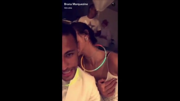 Bruna Marquezine dá beijo em Neymar e casal troca carinhos no Réveillon. Vídeos!