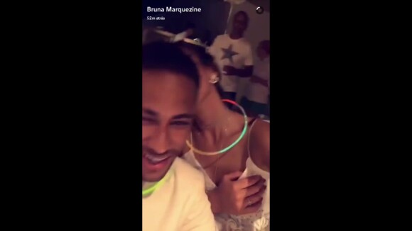Bruna Marquezine e Neymar aparecem abraçados em foto de casais. Veja!