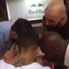 Amigos do jogador Neymar tomam tequila durante Réveillon na casa do atleta