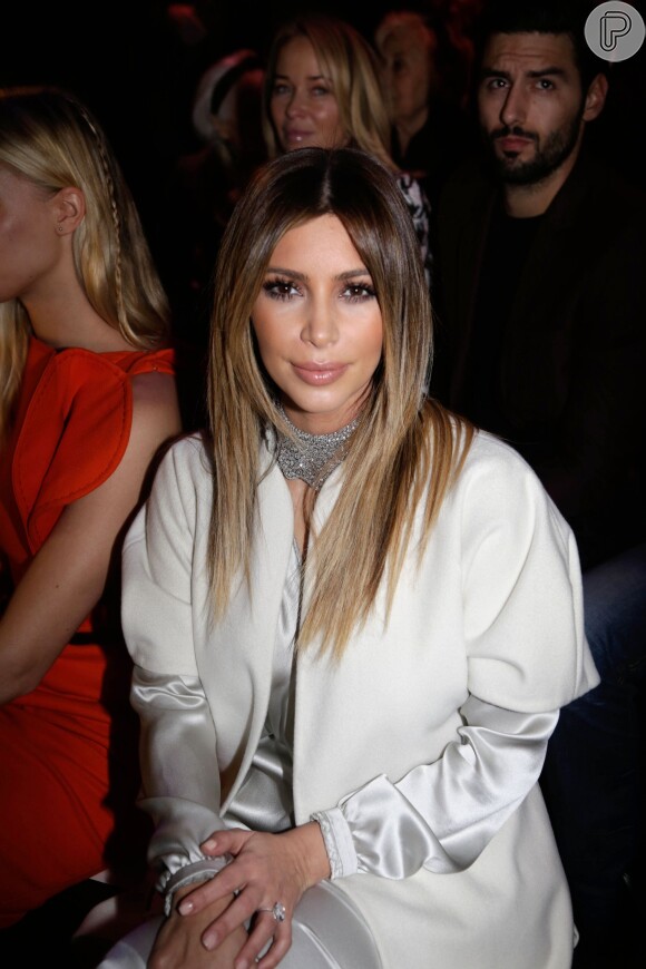 Kim Kardashian assiste ao desfile de alta-costura de Stephane Rolland, em Paris, na França
