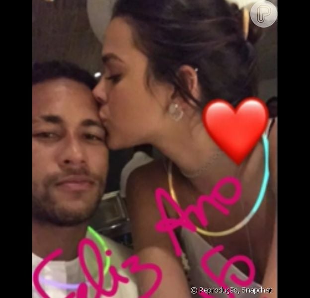 Bruna Marquezine e Neymar trocando carinhos foi o ponto alto do réveillon dos famosos. Confira!