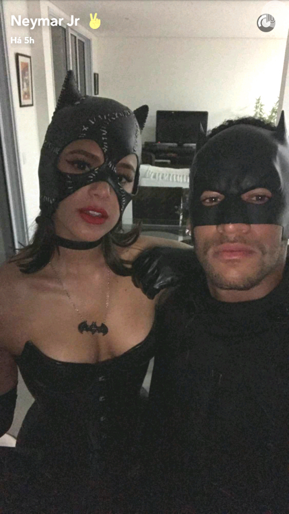 Neymar se vestiu de Batman e Bruna Marquezine, de Mulher-Gato na festa à fantasia de Gabriel Medina, no final de dezembro