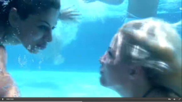'BBB 14': Clara e Vanessa se beijam no fundo da piscina