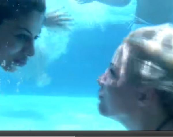 Bbb 14 Clara E Vanessa Se Beijam No Fundo Da Piscina Purepeople