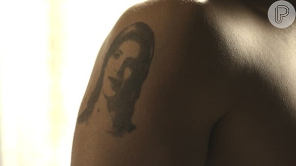 Salete (Claudia Raia) reconhece o desenho de uma mulher tatuado no braço de Gustavo (Daniel Rocha), no capítulo desta terça-feira, dia 03 de janeiro de 2017