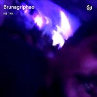 Bruna Griphao ganha beijo do namorado, Paulo Magalhães, em festa. Vídeo!
