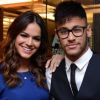 Bruna Marquezine posa abraçada em Neymar em desafio do Mannequin Challenge
