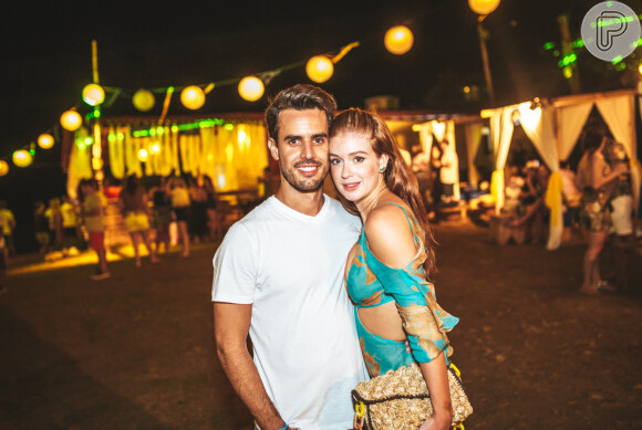 Marina Ruy Barbosa e o noivo, Xandinho Negrão, se divertiram em noite de karaokê, em Fernando de Noronha