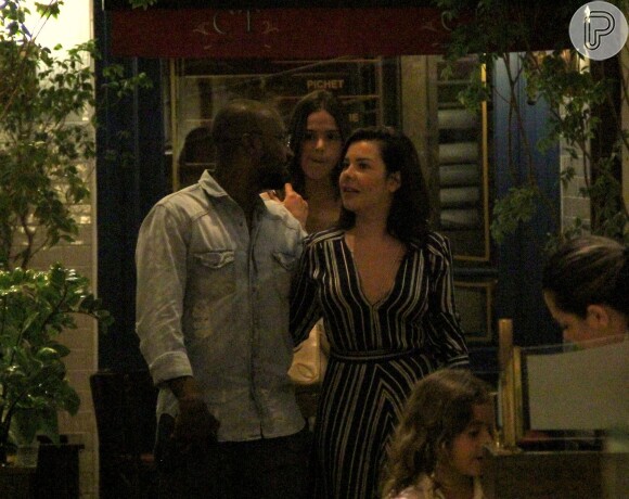 Bruna Marquezine apostou em vestido decotado para jantar com Fernanda Souza e Thiaguinho na noite desta terça-feira, 3 de janeiro de 2017