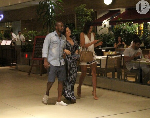 Bruna Marquezine apostou em vestido decotado para jantar com Fernanda Souza e Thiaguinho na noite desta terça-feira, 3 de janeiro de 2017