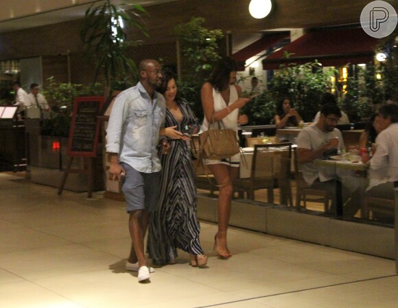 Bruna Marquezine apostou em vestido decotado para jantar com Fernanda Souza e Thiaguinho na noite desta terça-feira, 3 de janeiro de 2017