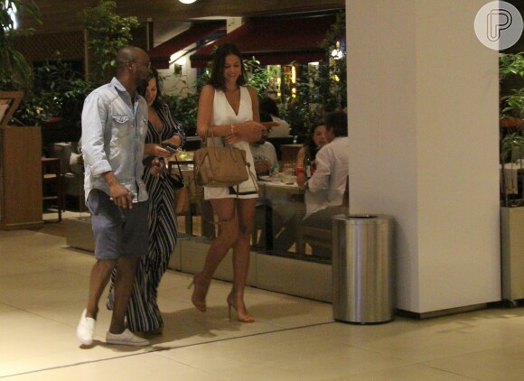 Bruna Marquezine apostou em vestido decotado para jantar com Fernanda Souza e Thiaguinho na noite desta terça-feira, 3 de janeiro de 2017