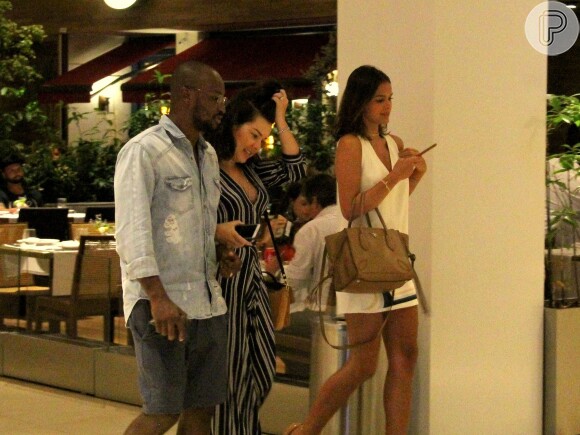 Bruna Marquezine apostou em vestido decotado para jantar com Fernanda Souza e Thiaguinho na noite desta terça-feira, 3 de janeiro de 2017