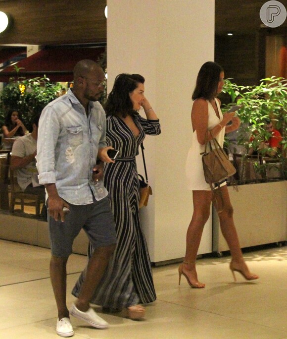 Bruna Marquezine apostou em vestido decotado para jantar com Fernanda Souza e Thiaguinho na noite desta terça-feira, 3 de janeiro de 2017