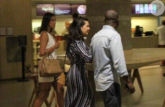 Bruna Marquezine apostou em vestido decotado para jantar com Fernanda Souza e Thiaguinho na noite desta terça-feira, 3 de janeiro de 2017