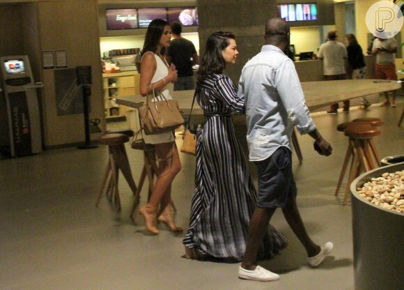 Bruna Marquezine apostou em vestido decotado para jantar com Fernanda Souza e Thiaguinho na noite desta terça-feira, 3 de janeiro de 2017