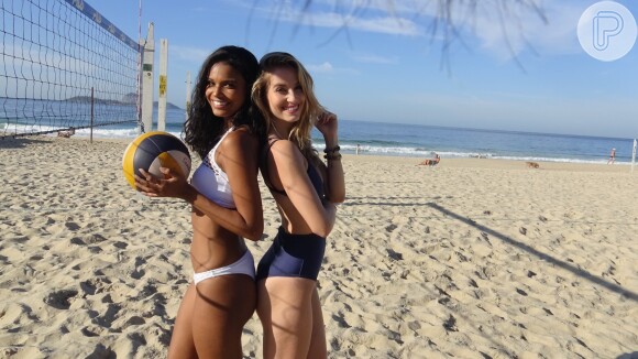Aline Dias e Barbara França aproveitam dia quente para jogar vôlei