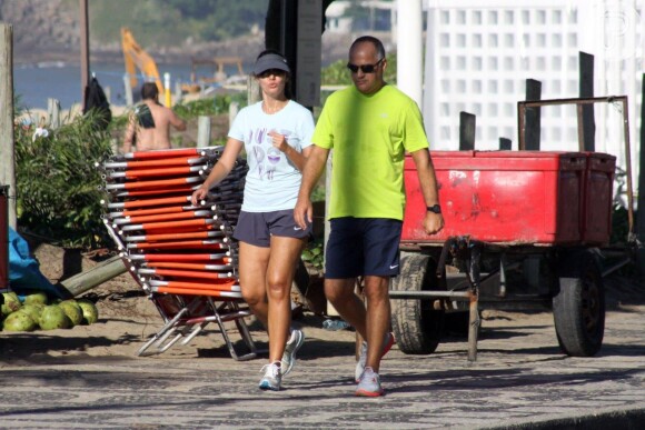 Patrícia Poeta caminha ao lado do marido Amauri na orla da Zona Sul, no Rio de Janeiro