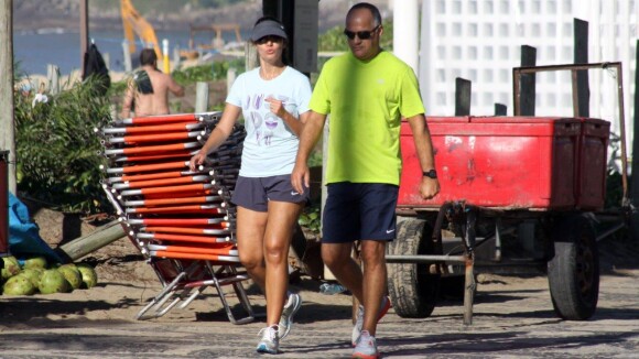 Patrícia Poeta volta a se exercitar no Leblon, RJ, ao lado do marido após férias