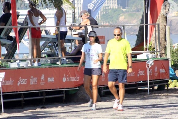 Patrícia Poeta se exercita ao lado do marido Amauri Soares, na orla do Leblon, no Rio de Janeiro