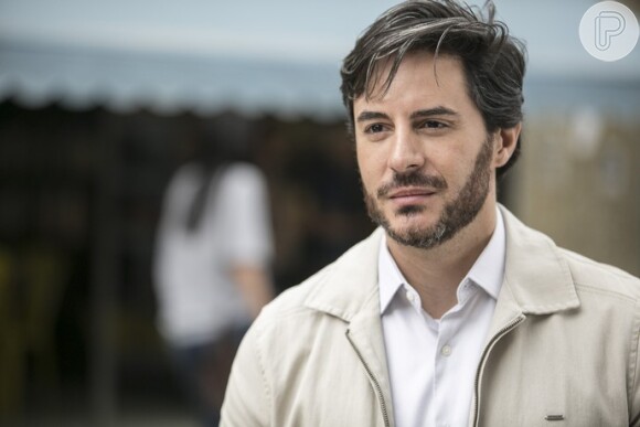 Augusto (Ricardo Tozzi) é avisado por pedro (Reynaldo Gianecchini) e vai atrás de Vitória (Camila Morgado) no endereço de Silvia (Regina Braga), na novela 'A Lei do Amor'