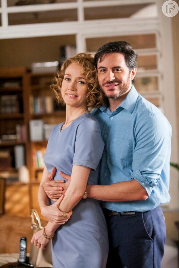Augusto (Ricardo Tozzi) faz o parto de Vitória (Camila Morgado) e chama o bebê de Caio, na novela 'A Lei do Amor'