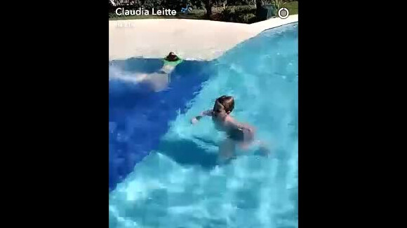 Claudia Leitte mostra os filhos, Davi e Rafael, brincando na piscina. Veja vídeo