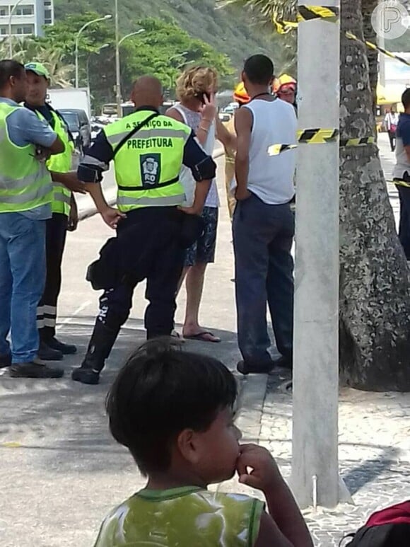 Pedro Novaes, filho de Leticia Spiller e Marcello Novaes, conversa com guardas após acidente com carro que usava