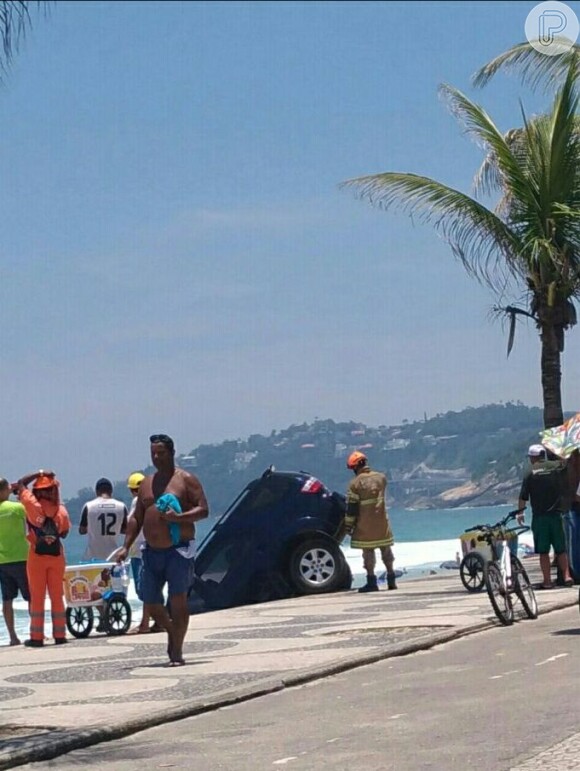 Bombeiros checam carro usado por Pedro Novaes, filho de Leticia Spiller e Marcello Novaes, que caiu na areia