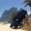Carro usado por Pedro Novaes, filho de Leticia Spiller e Marcello Novaes, caiu na areia da praia de São Conrado
