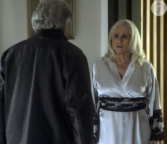 Fausto (Tarcisio Meira) revela os segredos de Mág (Vera Holtz) e volta para casa de alma lavada, na novela 'A Lei do Amor'