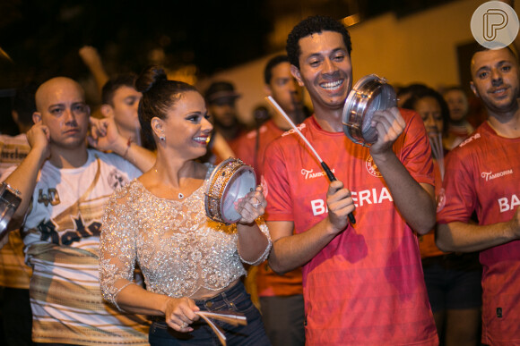 Viviane Araujo tocou tamborim no ensaio de rua do Salgueiro