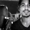 Douglas Sampaio enche Mariana Braguês de beijos em barzinho do Rio de Janeiro