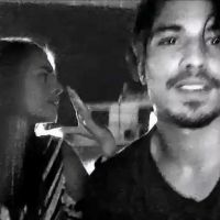 Vídeo: Douglas Sampaio enche Mariana Braguês de beijos em bar e reforça romance