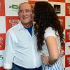 Renato Aragão ganha beijo da filha caçula, Lívian, em lançamento de filme