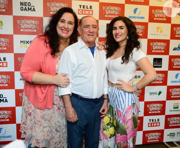 Renato Aragão posa para as fotos ao lado da filha caçula, Lívian, e da mulher, Lílian Taranto, com quem está casado desde 1991 