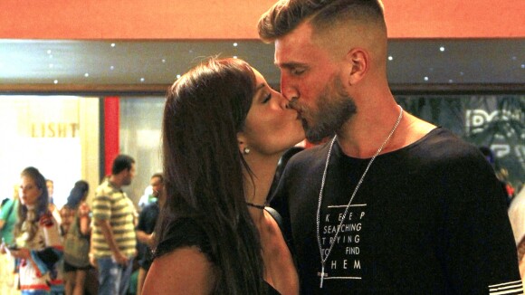 Carol Nakamura, de 'Sol Nascente', beija o namorado em estreia de peça. Fotos!
