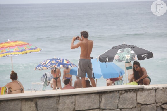 Aline Riscado e Felipe Roque curtiram a praia da Macumba no final da tarde deste domingo, 8 de janeiro de 2017