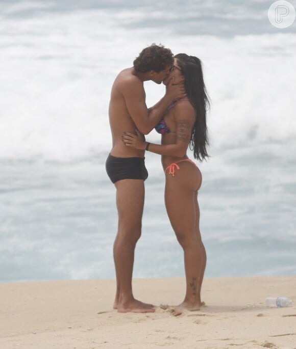 Aline Riscado e Felipe Roque trocaram muitos beijos na beira do mar